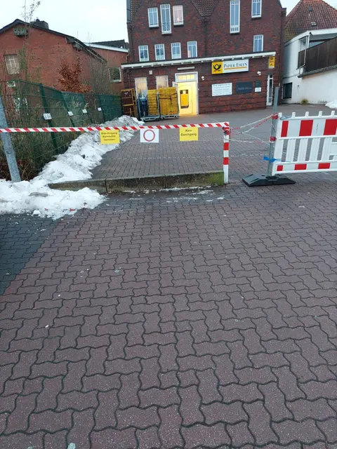 Die Zuwegung zur Post ist ab sofort nur noch über die Bahnhofstraße möglich | Foto: Kurze