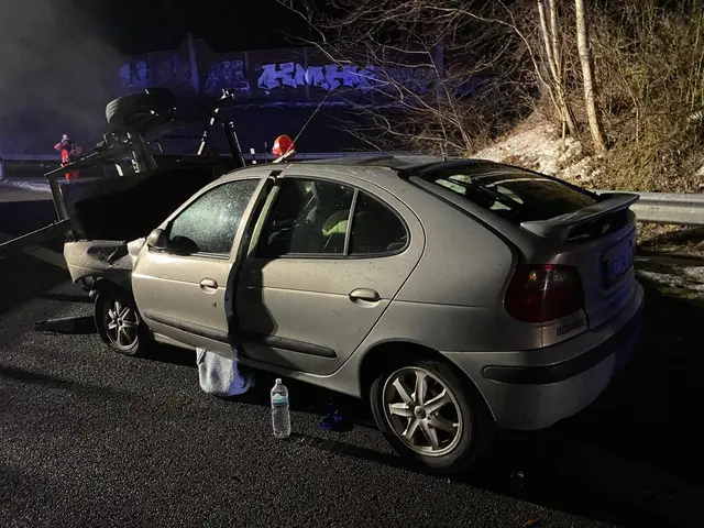 Die Fahrerin wurde durch den Rettungsdienst versorgt und konnte ohne technische Hilfsmittel aus dem zerstörten PKW befreit werden | Foto: FF_Ohlendorf