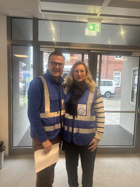 (v.l.) Wolfgang Schmidt (63) und Martina Grapengeter (52) begrüßen und empfangen die Besucherinnen und Besucher der Ausbildungsmesse Jork.