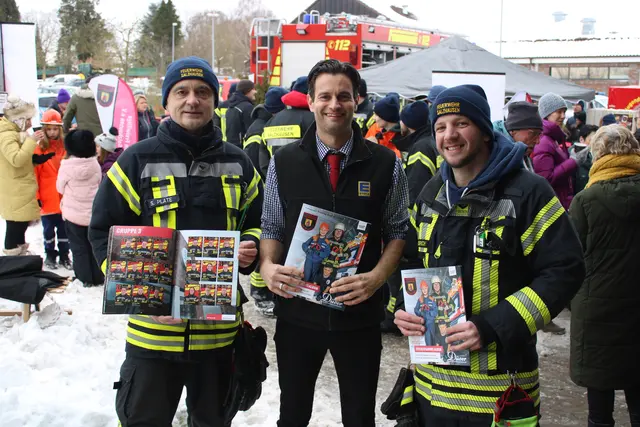 Freuen sich über den Erfolg der Aktion (v. li.): Ortsbrandmeister Sven Plate, Edeka-Marktinhaber Marco Düver und Projektleiter Carl Diedrich | Foto: ce
