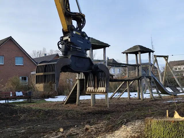 Der Bagger greift sich das nächste Spielgerät. | Foto: Rüdiger Störtebecker