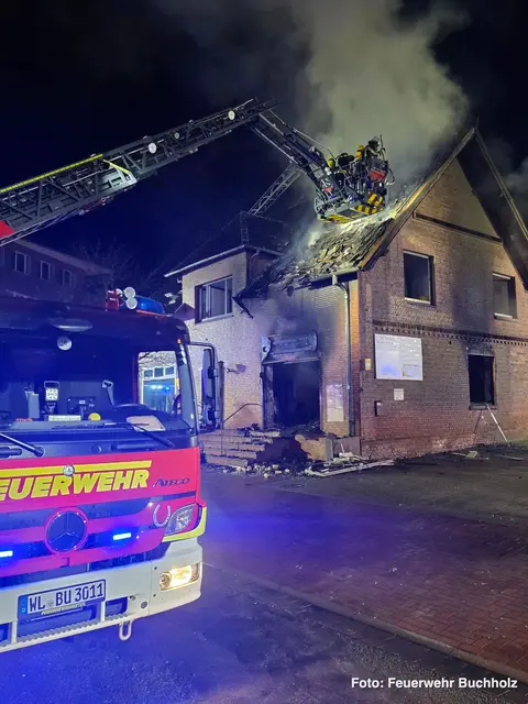 Der Brand eines Cafés im April in der Buchholzer Innenstadt forderte die Einsatzkräfte sehr | Foto: Feuerwehr Buchholz