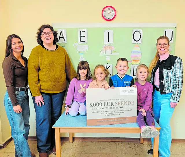 Bei der Spendenübergabe (v. li.): Denise Stolz, Kirsten Roßnick (KiTa-Leitung) und Katja Nabo mit den Kindern der KiTa Alte Schulstraße in Hanstedt | Foto: Katja Nabo Immobilien