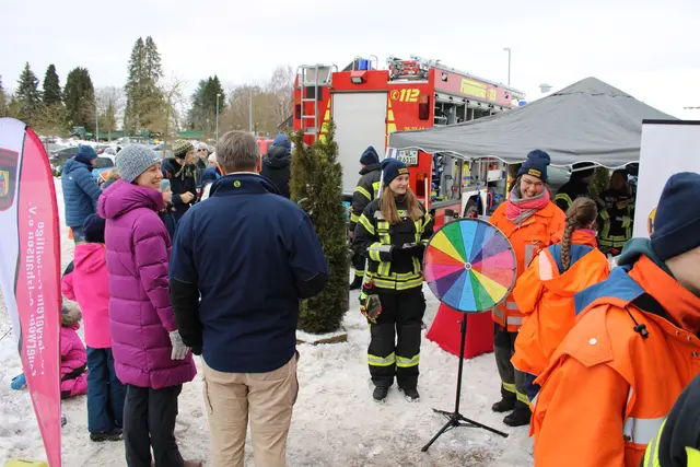 Bei der Kick-off-Party zur Aktion der Feuerwehr konnten die Teilnehmer am Glücksrad Sammelalben und Sticker gewinnen | Foto: ce