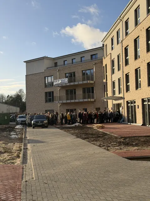 Großer Andrang beim ersten Infotag der Seniorenresidenz Vosshusen in Neu Wulmstorf: Schon vor Beginn warteten zahlreiche Interessierte vor dem Neubau | Foto: Specht Gruppe