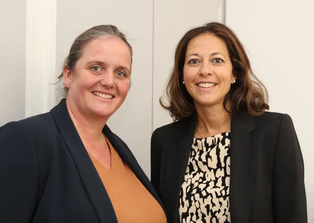 Kreisrätin Ana Cristin Bröcking (rechts) freut sich, dass Sarah Kallis die Abteilung Jugend und Familie leitet | Foto: Landkreis Harburg 