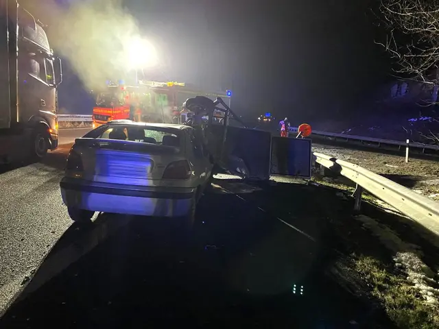 PKW (Renault) prallte in eine Baustellenabsicherung auf der A 7 bei Ramelsloh | Foto: FF_Ohlendorf