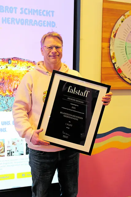 Sascha Schäfer mit der Urkunde | Foto: sb