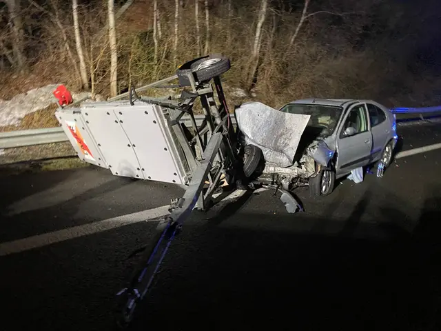 Unfall auf der A 7, Renault kollidiert mit Sicherungsanhänger der Baustellensicherung | Foto: FF_Ohlendorf
