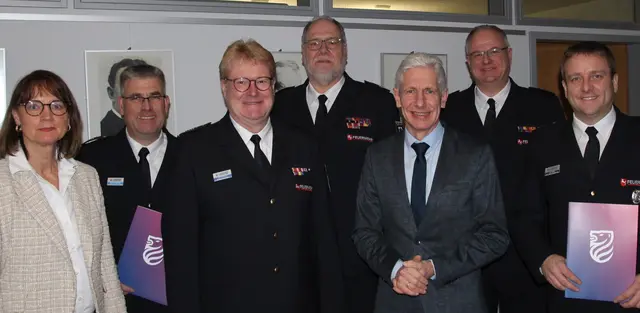 Kreisrätin Annerose Tiedt und Landrat Rainer Rempe (3. v. re.) mit dem Führungsteam (v. li.): Torsten Lorenzen, Jörn Petersen, Sven Wolkau, André Emme und Jan Elvers | Foto: Landkreis Harburg