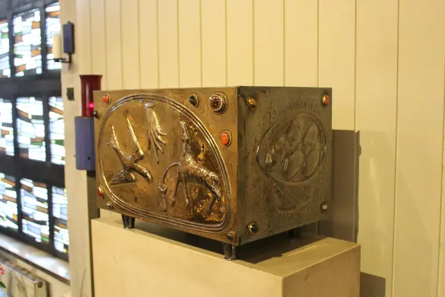 Auf dem kunstvoll gestalteten Tabernakel sind u.a. fünf Fische, das Lamm Gottes, Gottes Hand und der Heilige Geist zu sehen | Foto: sb