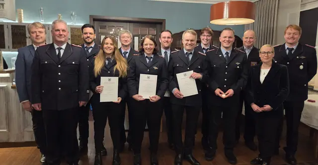 Samtgemeindebürgermeister Dr. Peter Dörsam (li.) und Bürgermeisterin Nadja Weippert (2. v. re.) würdigten auf der Jahreshauptversammlung die Leistung der Feuerwehr Todtglüsingen | Foto: Feuerwehr Todtglüsingen