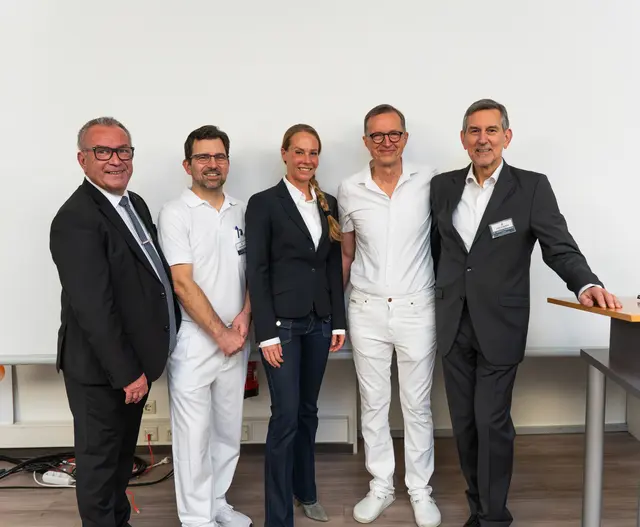 Chefarzt Dr. med. Hans-Wolfram Körner (2. v.re.) wurde von Betriebsleiter Arturo Junge (li.), Da�niel Bali-Sichwart, Leitender Oberarzt und Facharzt für Chirurgie, Orthopädie und Unfallchirurgie (2. v.li.), sowie Dr. Andreas Kleinheinz, Chefarzt der Klinik für Dermatologie und Ärztlicher Direktor am Elbe Klinikum Buxtehude (re.), offiziell in den Ruhestand verabschiedet. Gleichzeitig begrüßten sie seine Nachfolgerin Dr. med. Karina Bohlen (Mitte) | Foto: Elbe Kliniken/Kati Meyer-Thiedig