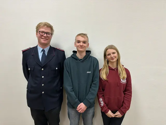 Freude über die Wahl (v. re.): die neuen Feuerwehr-Jugendsprecher Maria Zumsande und Elias Kröger mit Gemeindejugendwart Tim Lilie | Foto: Mathias Wille