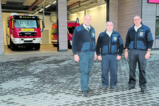 Freuen sich auf das neuen Feuerwehrhaus (v. li.): Ortsbrandmeister Oliver Kluth, Jörgfried Stapel (Assistenz der Wehrführung) und stellvertretender Ortsbrandmeister Jens Meyer | Foto: Stadt Buchholz