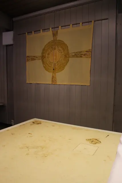 Der Altar mit der eingefassten Reliquie | Foto: sb