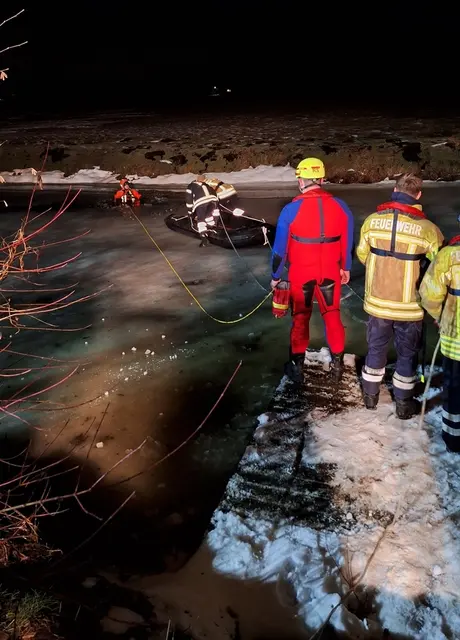 Die DLRG und Feuerwehr nutzten das eisige Wetter, um eine Eisrettung zu üben | Foto: Jens-Peter Wreide  