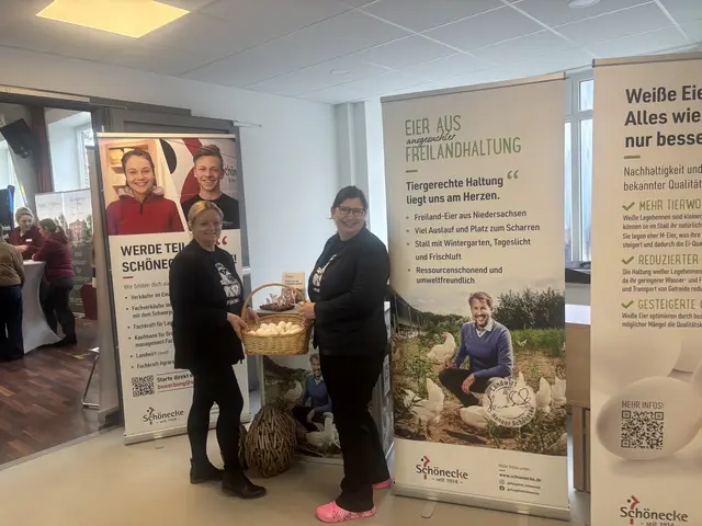 Gute Laune beim Geflügelhof Schönecke Stand: Isabel Gholami (43), Personalleiterin Elstorf und Stephanie Hauschild (44), Qualitätsmanagement