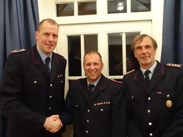 Amtsübergabe (v. li.): Florian Baden als bisheriger Feuerwehr-Pressesprecher Nord, Nachfolger Jan Wülfken und Jürgen Meyer-Albers vom Presseteam  | Foto: Pressestelle Feuerwehr Samtgemeinde Hanstedt