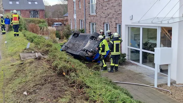 Hinter einer Böschung und vor einem Mehrfamilienhaus landete der verunglückte Porsche auf dem Dach | Foto: Mathias Wille