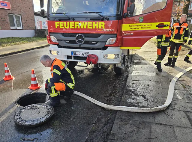 Insgesamt wurden rund 18.000 Liter Wasser aus dem Keller abgepumpt und in die Kanalisation geleitet | Foto: FF Maschen