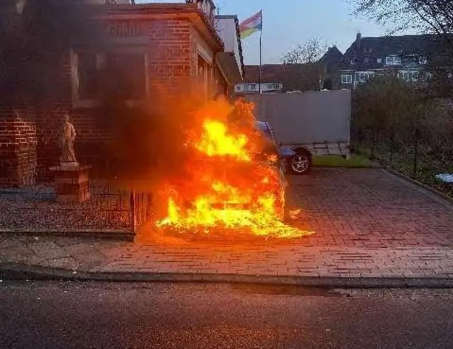 Das Auto in Vollbrand direkt vor dem Wohnhaus | Foto: Polizei