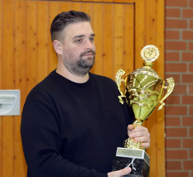 Peter Wist von der Sparkasse mit der Trophäe | Foto: cc