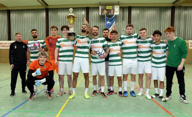 Das jubelnde Team des TV Meckelfeld mit dem Siegerpokal | Foto: cc
