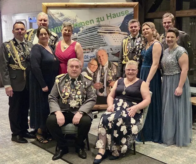 Majestät „Olaf, der hilfsbereite Tausendsassa“ mit seiner Königin Martina (sitzend). V.li.: Lutz Lohmann und Ulrike Walther, Sven und Silke Kamin, Sebastian und Claudia Nabe sowie Florian und Maike Wintjen | Foto: Schützenverein Heidenau