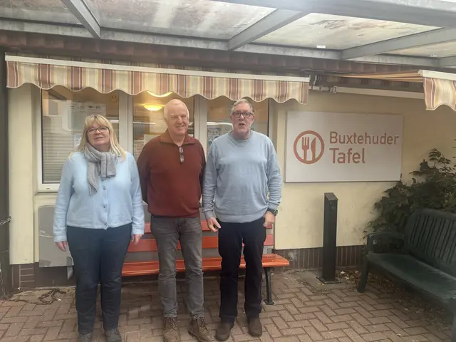 Elisabeth Freunde (61,  v.l.) Michael Postel (64) und Arno Weller (69) von der Buxtehuder Tafel.