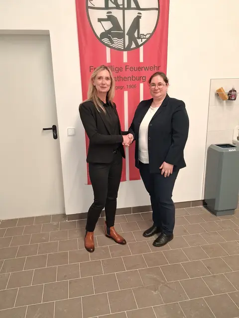 Langjährige Leiterin der Kinderfeuerwehr Kerstin Kiwitt wurde abgelöst von Shirley Kolbe | Foto: Michael Dehmlow