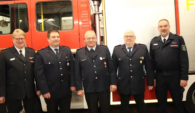 Über die ausgesprochenen Ehrungen bei der Feuerwehr Lindhorst freuen sich Kreisbrandmeister Jörn Petersen (v.li.), Markus Neuse, Burkhard Kossin, Heino Neuse und Gemeindebrandmeister Rainer Wendt | Foto: Pressestelle Feuerwehr Seevetal