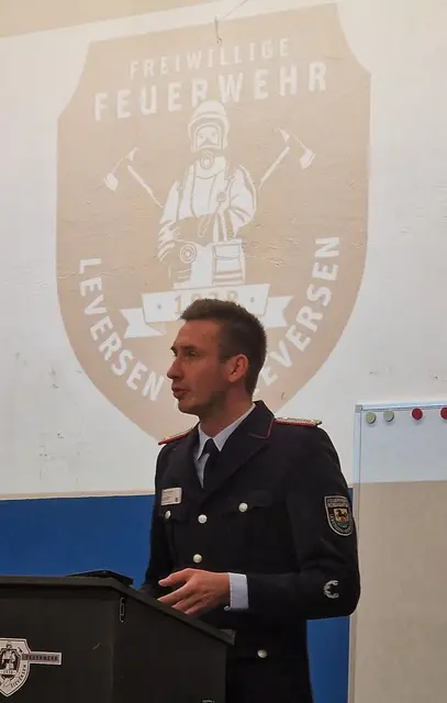 Ortsbrandmeister Niklas Schubert zog in seinem Jahresbericht eine positive Bilanz für 2025 | Foto: Feuerwehr Leversen-Sieversen