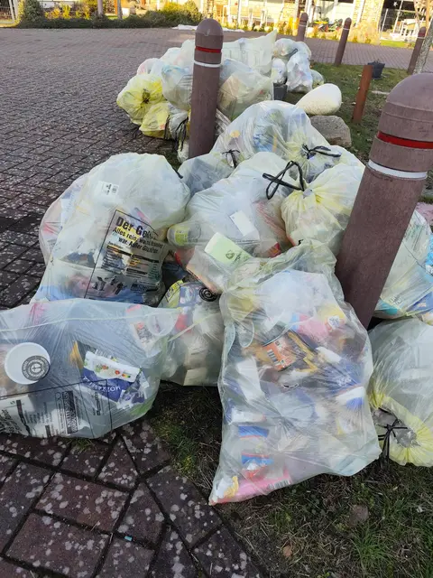 Müllsäcke in Borstel. | Foto: Rüdige Störtebecker