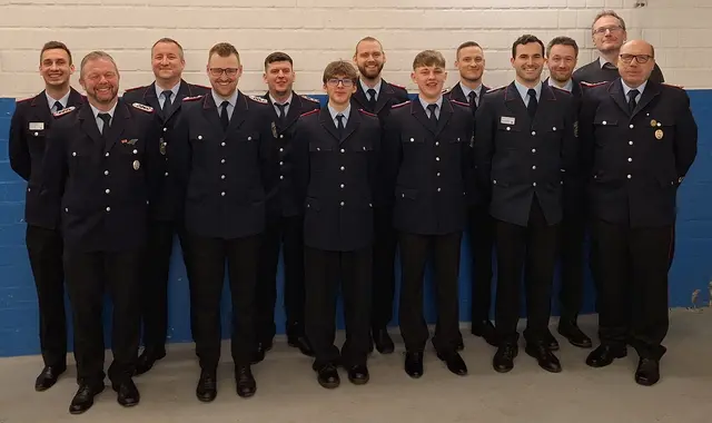 Geehrte und beförderte Kameraden der Freiwilligen Feuerwehr Leversen-Sieversen gemeinsam mit Vertretern aus Politik und Feuerwehrführung nach der Jahreshauptversammlung | Foto: Feuerwehr Leversen-Sieversen