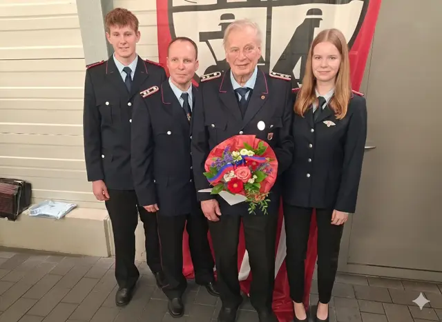 Karl-Heinz Meier (2.v.re.) von der Ortswehr Bliedersdorf mit seiner Familie, die er zur Arbeit bei der Freiwilligen Feuerwehr inspiriert hat – er wurde für 70 Jahre bei der Feuerwehr geehrt | Foto: Michael Dehmlow