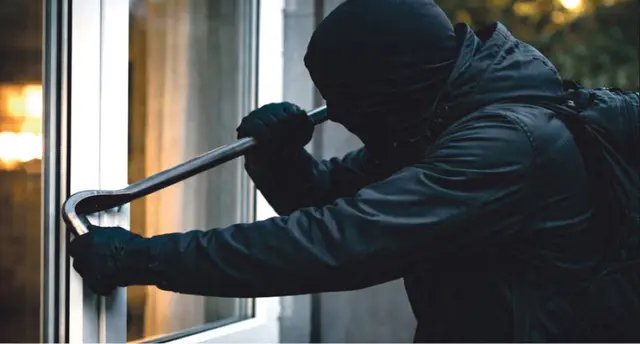 Täter hebelt Fenster auf_Symbolbild | Foto: jvp_KI_generiert