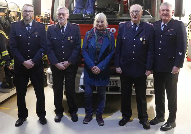 Geehrte und Gratulanten (v. li.): Ortsbrandmeister Matthias Baumstark, Nicolaus Burmester, Kathrin Bockey, Uwe Meyn und Gemeindebrandmeister Bernd Block | Foto: Lutz Wreide