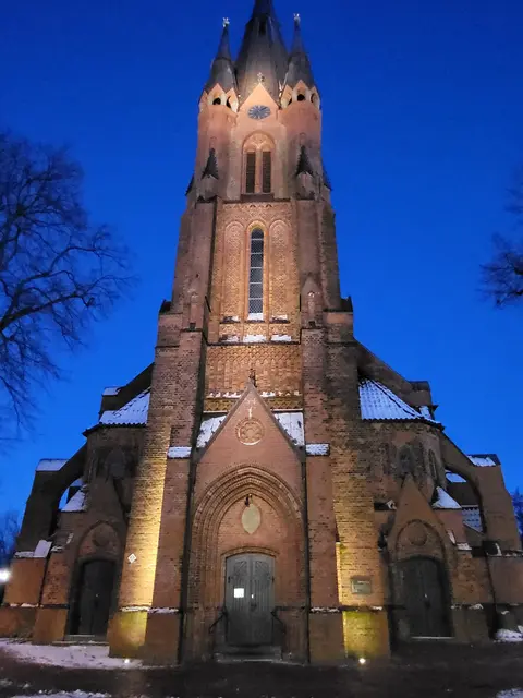 Schon von weither ist die prächtige Tostedter Kirche zu sehen | Foto: sh