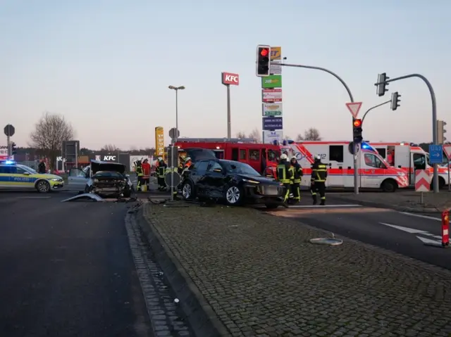 An der Unfallstelle kollidierten eine 28-jährige Fahrerin und ihr Kind mit einem 39-jährigen Audi-Fahrer | Foto: Polizeiinspektion Rotenburg