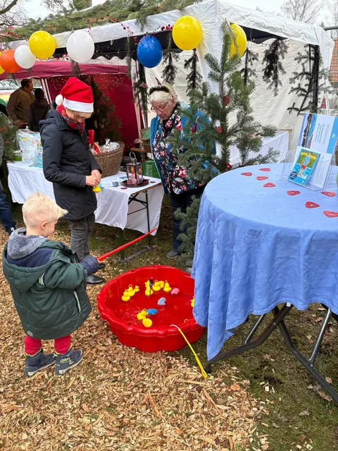 Passend zum Vereinsthema: Beim Weihnachtsmarkt bot der Förderverein Entenangeln für Kinder an | Foto: MW