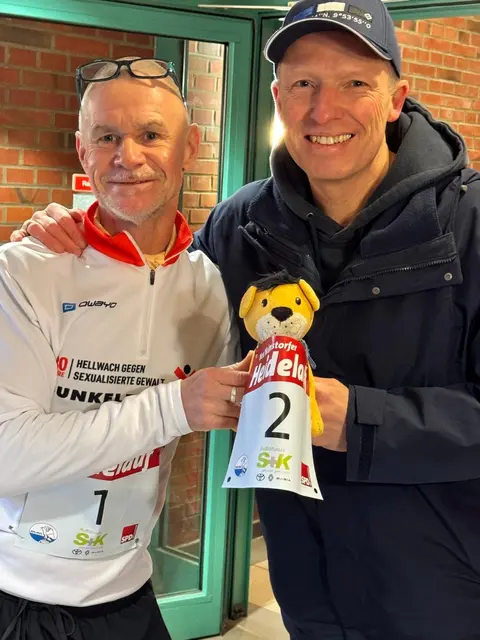 André Schmidt (links), Initiator der Benefizaktion „Laufend Licht ins Dunkle bringen“, lief beim 10. Neu Wulmstorfer Winter-Heidelauf für den guten Zweck mit. Rechts: Tobias Handtke, Bürgermeister von Neu Wulmstorf und Mitorganisator des Laufs | Foto: Gemeinde Neu Wulmstorf