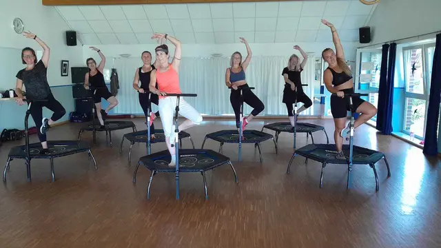 Beim "Trampo-Jump" mit Deti Kanefendt (Mi.) ist Spaß am Sport Trumpf | Foto: MTV Salzhausen