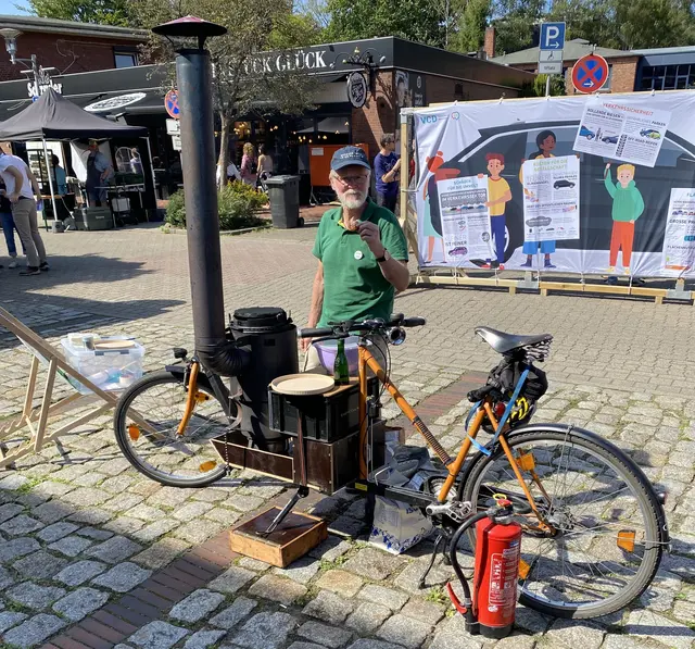 Reimund Rudkowski mit seinem Eigenbau-Lastenrad und Ofen mit Waffeleisen | Foto: Lars Felten