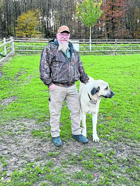 Bernard Wegner, Sprecher der Jägerschaft im Landkreis Harburg, hier mit einem Kangal-Herdenschutzhund, plädiert für Herdenschutz | Foto: Wegner