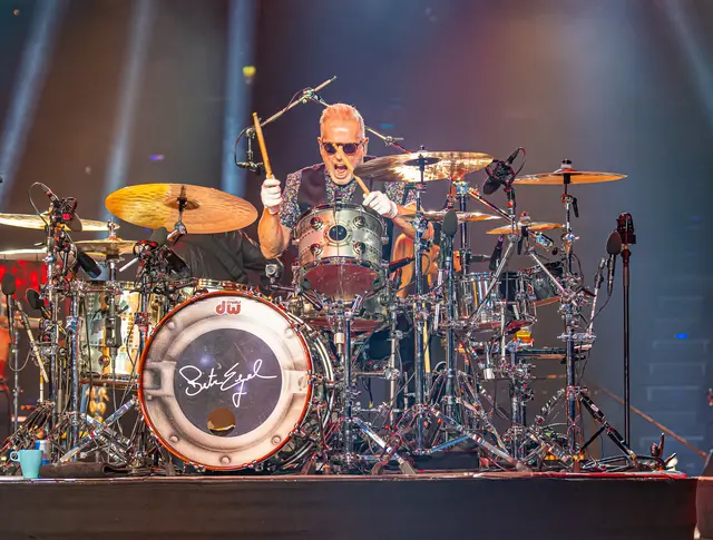 Mit Leidenschaft und Power bei der Arbeit: Bertram Engel am Schlagzeug bei einem Konzert | Foto: Ralph Larmann