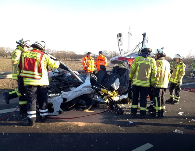 Die Fahrerin musste mit schwerem hydraulischen Rettungsgerät aus dem Fahrzeug befreit werden | Foto: Burkhard Giese