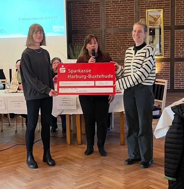 Die Freude über den Scheck war groß: Catarina Fitschen (v. li., Förderverein), Sarah Reeck (1. Vorsitzende der Tostedter Landfrauen) und Deike Masuth (Förderverein) | Foto: Daniela Burtelt