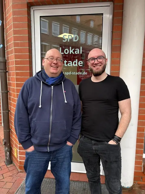 Michael Wenzel mit dem stellvertretenden SPD-Unterbezirks-Vorsitzenden Gerrit Steffens
 | Foto: SPD