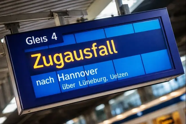 Für Bahnreisende wird es ab Mai wieder mühsam durch geplante Zugausfälle_Symbolbild | Foto: jvp_KIgeneriert